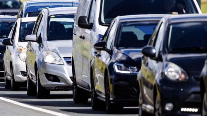 Gesloten A44 zorgt opnieuw voor lange file op A4 Gesloten A44 zorgt opnieuw voor lange file op A4
