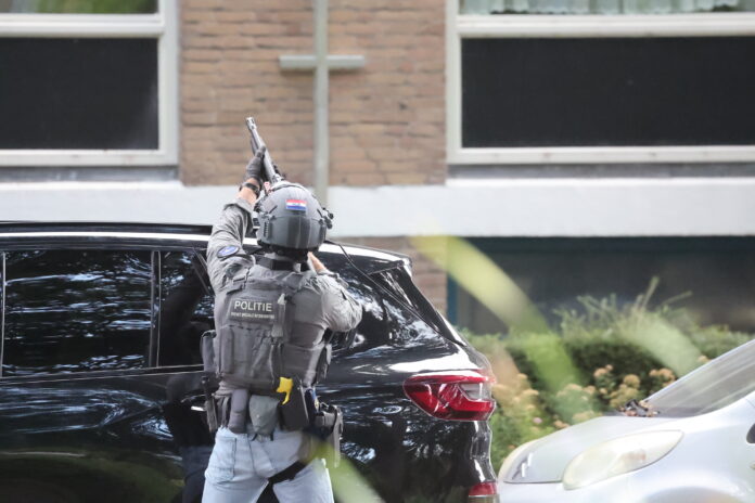 Politie valt woning in Voorburg binnen