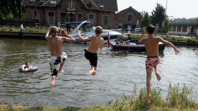Provincie onderzoekt veilige zwemplekken langs de Vliet Provincie onderzoekt veilige zwemplekken langs de Vliet