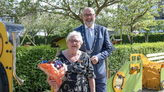 Onderscheiding voor Mevrouw Hinkenkemper-Melkert Onderscheiding voor Mevrouw Hinkenkemper-Melkert