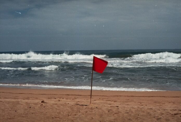 Weer rode waarschuwingsvlag op strand Scheveningen