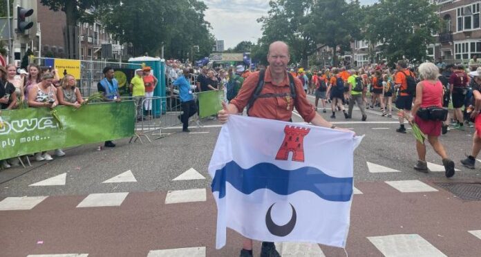 Ook Burgemeester Vroom en wethouder van Veller lopen Nijmeegse Vierdaagse uit