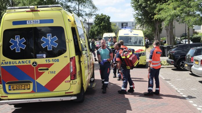 Steekpartij in woning aan Westboschlaan in Leidschendam: drie gewonden, één verdachte aangehouden Steekpartij in woning aan Westboschlaan in Leidschendam: drie gewonden, één verdachte aangehouden