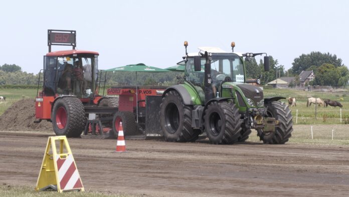 Brullende motoren en een gezellige buurtbijeenkomst Brullende motoren en een gezellige buurtbijeenkomst