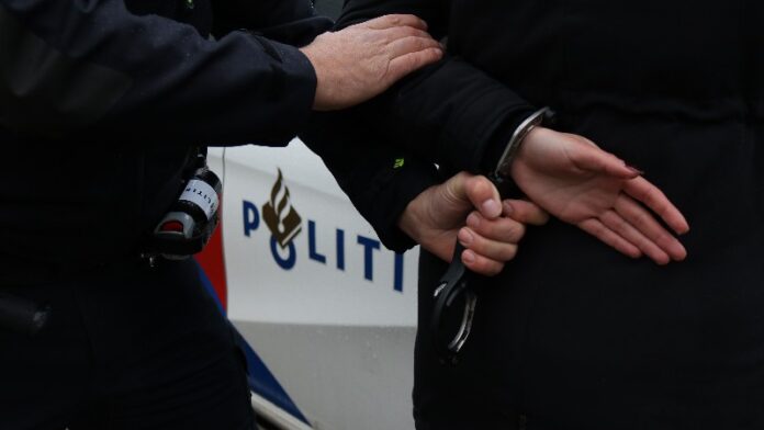 aanhouding-politieagent-handboeien-05