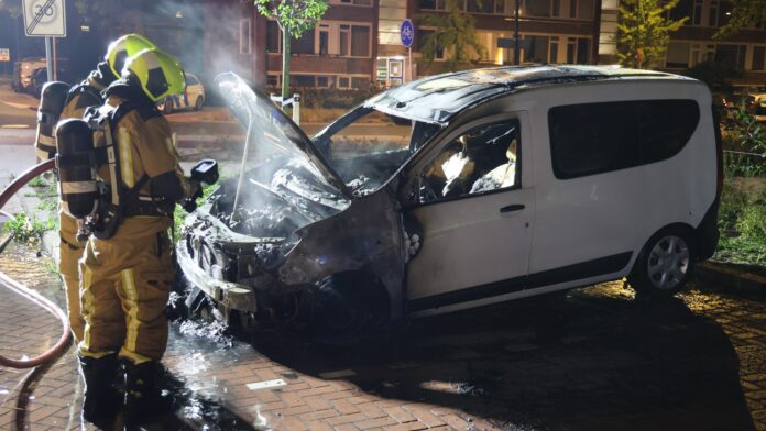 Bestelbus in brand op Prinses Irenelaan Bestelbus in brand op Prinses Irenelaan