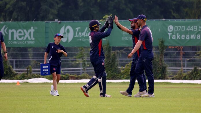 Spectaculaire vangen bij cricketwedstrijd VCC-VRA Spectaculaire vangen bij cricketwedstrijd VCC-VRA