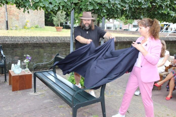 Wethouder Bianca Bremer opent Bankjesverhalen