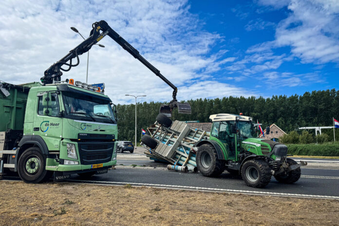 Aanhanger van tractor gekanteld op weg, Persant Snoepweg in Leiderdorp