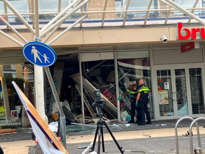 Geldautomaat Julianabaan komt niet terug na zware plofkraak Geldautomaat Julianabaan komt niet terug na zware plofkraak