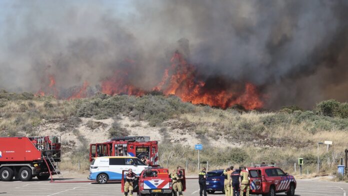 Zeer grote duinbrand in Wassenaar, rookwolken zichtbaar vanuit Leidschendam