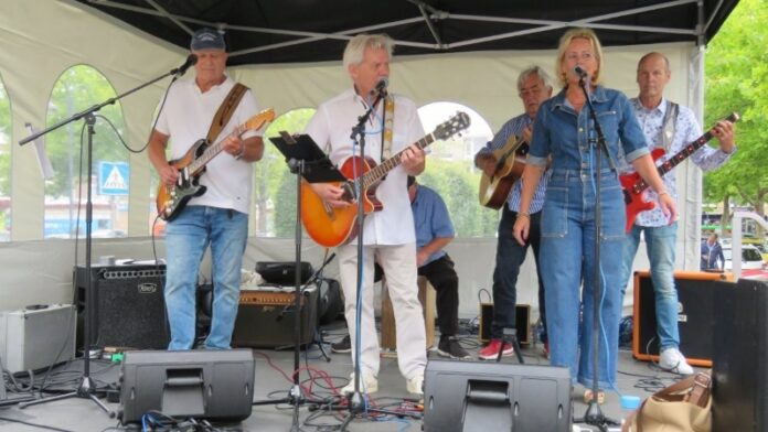 Drukbezocht Cultureel Zomerfestival Julianabaan (video) Drukbezocht Cultureel Zomerfestival Julianabaan (video)