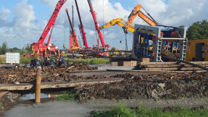 Leiding WarmtelinQ bij Stevenshof de bodem ingetrokken Leiding WarmtelinQ bij Stevenshof de bodem ingetrokken