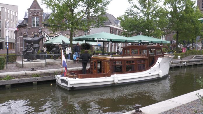 Wachten voor de sluis in Leidschendam (video)