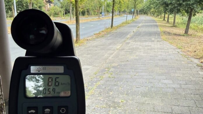 Tot 86 km/u op Prins Bernhardlaan: politie deelt elf boetes uit Tot 86 km/u op Prins Bernhardlaan: politie deelt elf boetes uit