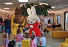 Nijntje brengt bezoek aan kinderziekenhuis voor bewustzijn sikkelcelziekte