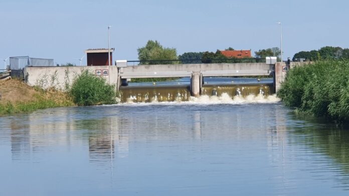 Waterpeil in Nieuwe Driemanspolder met meter gestegen Waterpeil in Nieuwe Driemanspolder met meter gestegen