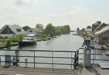 Grote scheur in dijk langs de Does bij Hoogmade door droogte