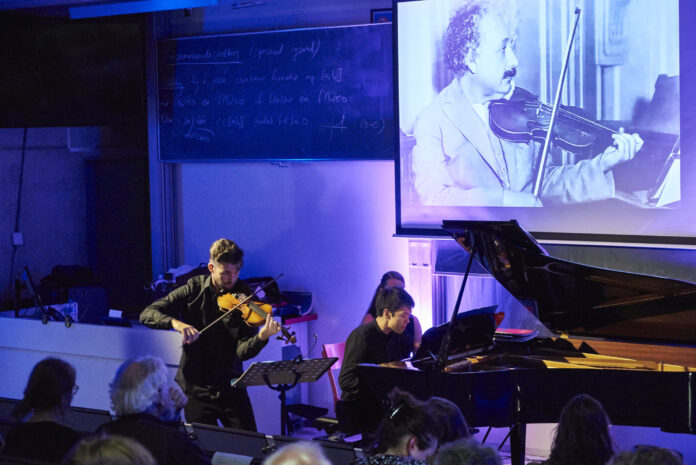 De viool van Einstein (c) Salih Kilic