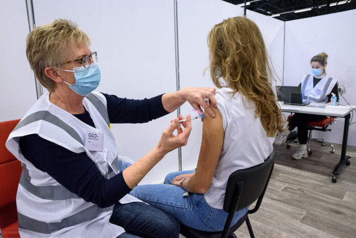 Start Vaccinaties GGD Hollands-Midden in het ECC van. zorgpersoneel van ouderen en kwetsbare groepen buiten het ziekenuis – Corona Leiden Nederland – Foto door: Rob van Dullemen ©