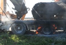 Vrachtwagen met graafmachine in brand