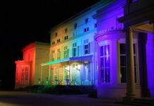 Raadhuis De Paauw in regenboogkleuren voor Coming Out Day
