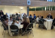 Groep 8 van basisschool Willem de Zwijger bij burgemeestersontbijt Leiderdorp
